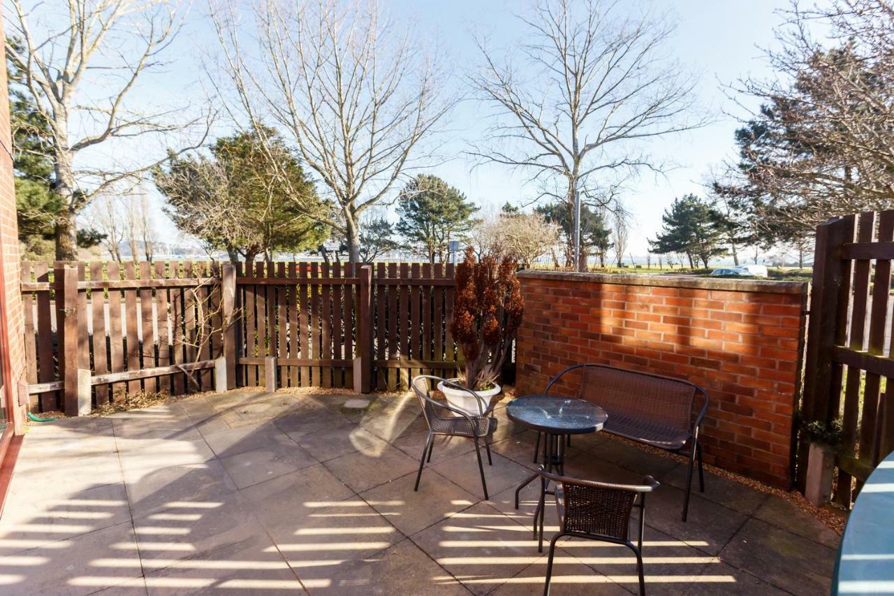 Fantasea Villa Poole Exterior photo